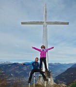 05 Alla croce di vetta della Corna Trentapassi (1280 m)